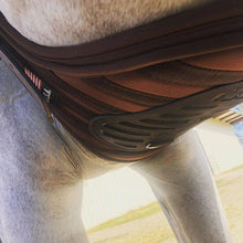 Load image into Gallery viewer, Ergonomics 'Superhorse' Monoflap Girth with neoprene-free liner