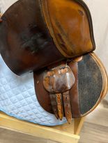 Load image into Gallery viewer, X 17" Consignment Saddle Equipe